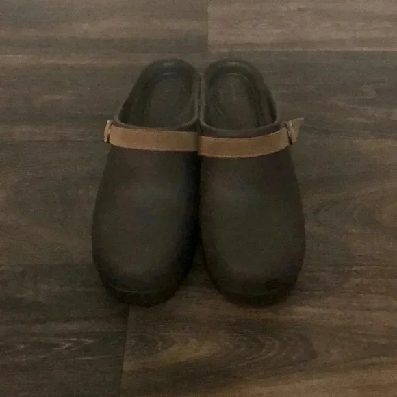 CROCS Women's Sarah Suede Buckle Slip on Mules Clogs heels Brown Women … - Picture 2 of 10